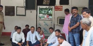बिसौली में सीओ और ग्राम विकास अधिकारी के बीच विवाद, धरना प्रदर्शन