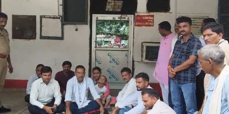बिसौली में सीओ और ग्राम विकास अधिकारी के बीच विवाद, धरना प्रदर्शन