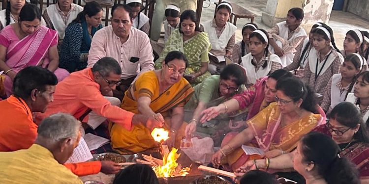 पार्वती आर्य कन्या संस्कृत इंटर कॉलेज में वैदिक हवन व योग कार्यक्रम आयोजित