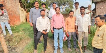 दलित बस्ती का रास्ता अब भी बंद, पैमाइश के बाद भी नहीं खुला मार्ग