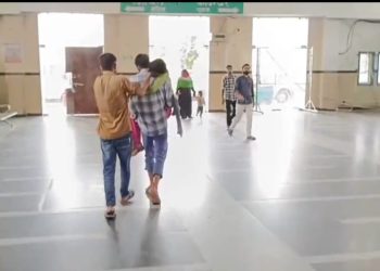 बदायूं मेडिकल कॉलेज में युवती के साथ इंसानियत ने थोड़ी दम, उपचार के अभाव में मौत, कंधे पर शव लटका कर घूमता रहा भाई, नहीं मिला उपचार और शव वाहन