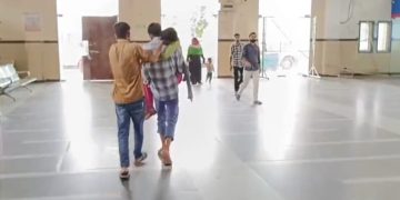बदायूं मेडिकल कॉलेज में युवती के साथ इंसानियत ने थोड़ी दम, उपचार के अभाव में मौत, कंधे पर शव लटका कर घूमता रहा भाई, नहीं मिला उपचार और शव वाहन