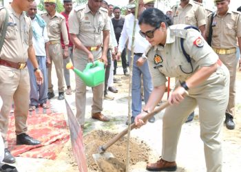 एक पेड़ मां के नाम अभियान के तहत पुलिस लाइन में हुआ पौधरोपण