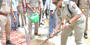एक पेड़ मां के नाम अभियान के तहत पुलिस लाइन में हुआ पौधरोपण