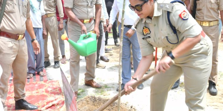 एक पेड़ मां के नाम अभियान के तहत पुलिस लाइन में हुआ पौधरोपण
