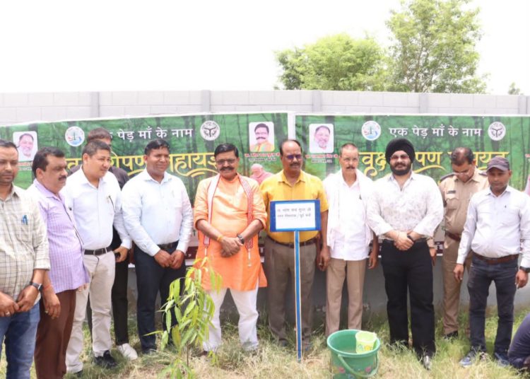 पौधरोपण अभियान 2026 : “एक पेड़ मां के नाम” अभियान में शहर विधायक महेश चंद्र गुप्ता ने किया पौधरोपण