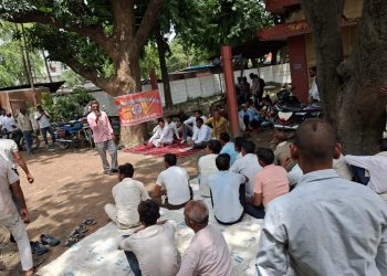 बिसौली में संविदा कर्मचारियों का धरना-प्रदर्शन, वार्ता के बाद बनी सहमति