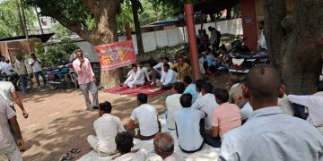 बिसौली में संविदा कर्मचारियों का धरना-प्रदर्शन, वार्ता के बाद बनी सहमति