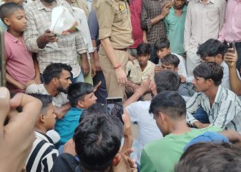 रास्ते में गाड़ी खड़ी करने के विवाद में युवक की मौत, परिजनों ने लगाया जाम, गिरफ्तारी की मांग