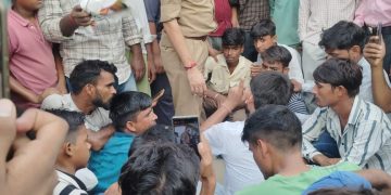 रास्ते में गाड़ी खड़ी करने के विवाद में युवक की मौत, परिजनों ने लगाया जाम, गिरफ्तारी की मांग