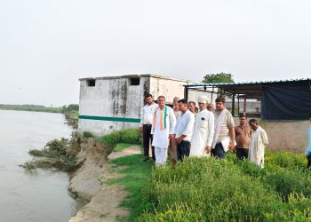 रामगंगा की बाढ़ से प्रभावित जरतोली गांव पहुंचे कांग्रेसी, फसलों के नुकसान और कटान का लिया जायजा