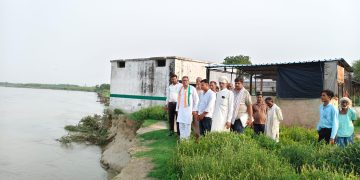 रामगंगा की बाढ़ से प्रभावित जरतोली गांव पहुंचे कांग्रेसी, फसलों के नुकसान और कटान का लिया जायजा