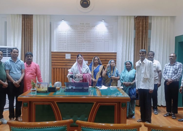 पालिकाध्यक्ष फात्मा रज़ा ने 17 गोवंश पालकों को सौंपे सहायता राशि के चेक
