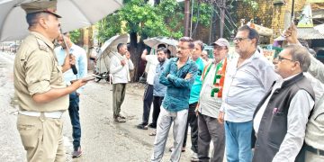 डग्गामार स्टैंड बंद कराने की मांग, कांग्रेसियों ने दिया ज्ञापन