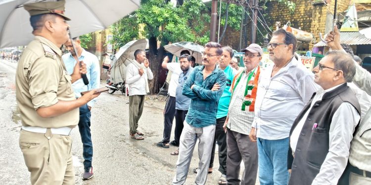 डग्गामार स्टैंड बंद कराने की मांग, कांग्रेसियों ने दिया ज्ञापन