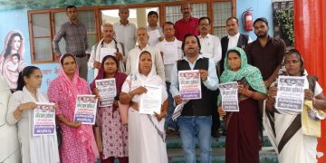 दिल्ली में जंतर मंतर पर युवाओं के आंदोलन के समर्थन में बदायूं में सौंपा ज्ञापन