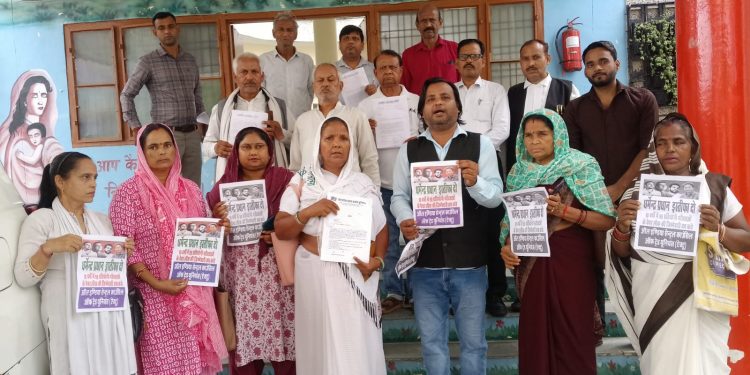 दिल्ली में जंतर मंतर पर युवाओं के आंदोलन के समर्थन में बदायूं में सौंपा ज्ञापन