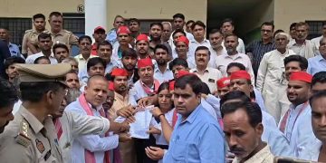 सपा का फूटा गुस्सा: जंतर-मंतर लाठीचार्ज व अखिलेश यादव की गिरफ्तारी के विरोध में राष्ट्रपति को सौंपा ज्ञापन