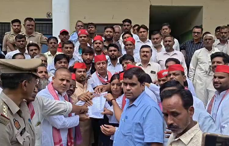 सपा का फूटा गुस्सा: जंतर-मंतर लाठीचार्ज व अखिलेश यादव की गिरफ्तारी के विरोध में राष्ट्रपति को सौंपा ज्ञापन