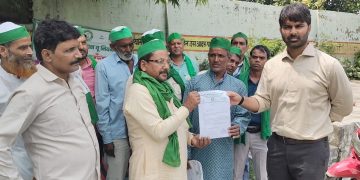 बदायूं में स्कूलों की अव्यवस्थाओं पर भड़का आक्रोश, भाकियू चढूनी का धरना-प्रदर्शन, सात सूत्रीय ज्ञापन सौंपा
