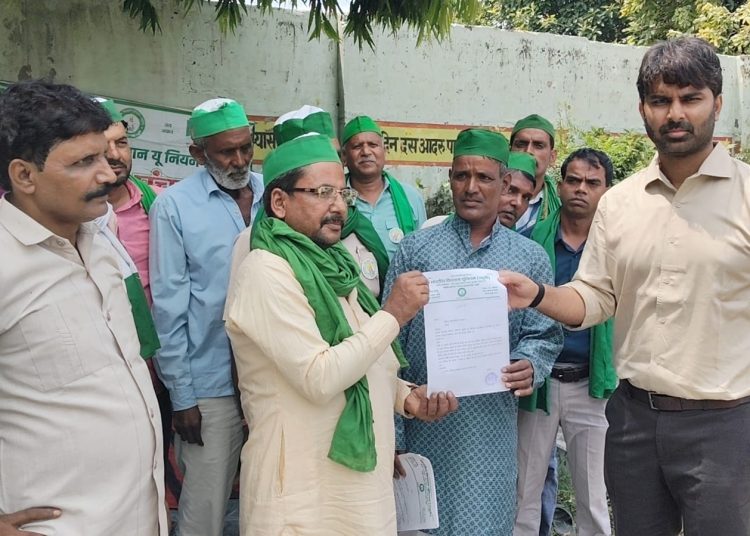बदायूं में स्कूलों की अव्यवस्थाओं पर भड़का आक्रोश, भाकियू चढूनी का धरना-प्रदर्शन, सात सूत्रीय ज्ञापन सौंपा