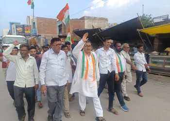 दातागंज में कांग्रेसियों का विजय जुलूस, छात्रों को दी बधाई, मिठाइयां बांटी