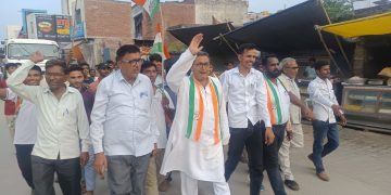 दातागंज में कांग्रेसियों का विजय जुलूस, छात्रों को दी बधाई, मिठाइयां बांटी