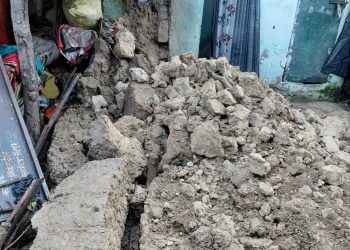 बारिश में कच्चे मकान की दीवार गिरी, बाल-बाल बची महिला : तीन बार आवेदन के बाद भी नहीं मिला आवास