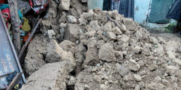 बारिश में कच्चे मकान की दीवार गिरी, बाल-बाल बची महिला : तीन बार आवेदन के बाद भी नहीं मिला आवास