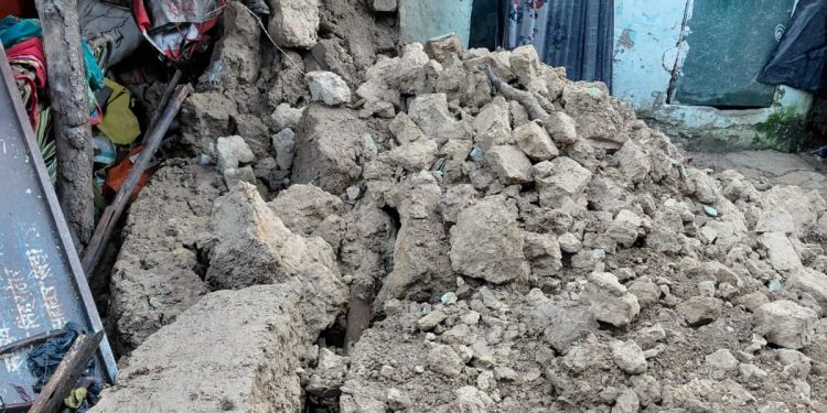 बारिश में कच्चे मकान की दीवार गिरी, बाल-बाल बची महिला : तीन बार आवेदन के बाद भी नहीं मिला आवास