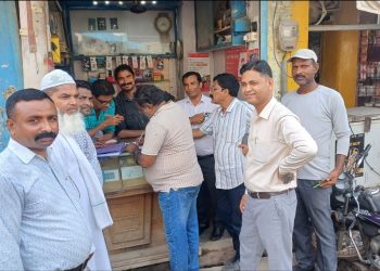 बदायूं शहर में जलभराव पर नगर पालिका का बड़ा एक्शन, 50 दुकानदारों को नोटिस थमाया