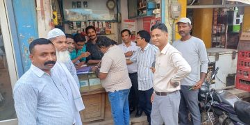 बदायूं शहर में जलभराव पर नगर पालिका का बड़ा एक्शन, 50 दुकानदारों को नोटिस थमाया