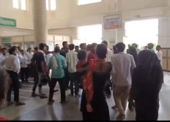 ई-रिक्शा से बच्चे की मौत, आक्रोशित परिजनों ने मेडिकल कॉलेज में चालक को जमकर पीटा