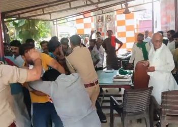 नवादा पुलिस चौकी में किसान यूनियन सहित दो पक्ष भिड़े, जमकर मारपीट