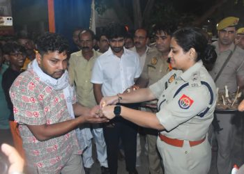 कुंवरगांव पुलिस ने कांवड़ियों के लिए लगाया भंडारा, एसएसपी अंकिता शर्मा ने प्रसाद बांटा