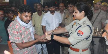 कुंवरगांव पुलिस ने कांवड़ियों के लिए लगाया भंडारा, एसएसपी अंकिता शर्मा ने प्रसाद बांटा