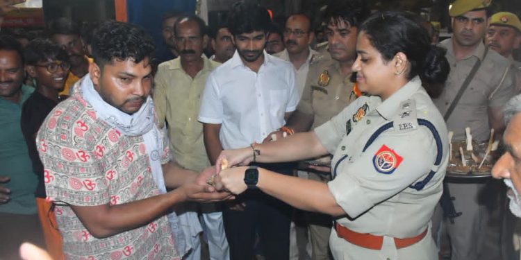 कुंवरगांव पुलिस ने कांवड़ियों के लिए लगाया भंडारा, एसएसपी अंकिता शर्मा ने प्रसाद बांटा