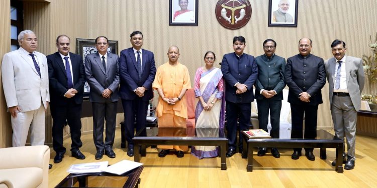 मुख्यमंत्री से मिले मुख्य सूचना आयुक्त राज कुमार विश्वकर्मा समेत सभी सूचना आयुक्त