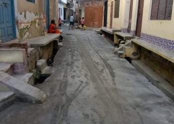 वजीरगंज में सीसी सड़क निर्माण पर उठे सवाल, घटिया सामग्री के आरोप