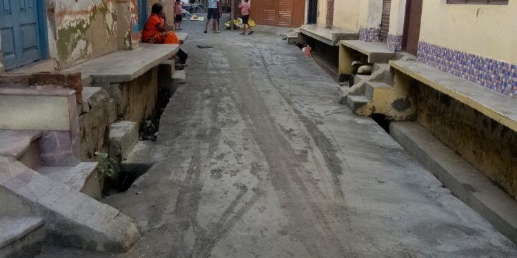 वजीरगंज में सीसी सड़क निर्माण पर उठे सवाल, घटिया सामग्री के आरोप