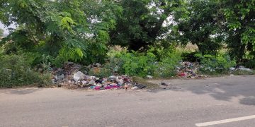 हाईवे किनारे कचरे का ढेर, नगर पंचायत की लापरवाही से कांवड़ियों की आस्था पर संकट