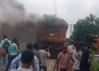 कासगंज-लालकुआं ट्रेन में बदायूं में लगी आग से हड़कंप, धुआं उठाता देख बाहर निकले यात्री, सभी सुरक्षित