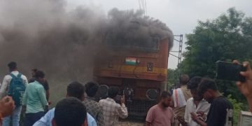 कासगंज-लालकुआं ट्रेन में बदायूं में लगी आग से हड़कंप, धुआं उठाता देख बाहर निकले यात्री, सभी सुरक्षित
