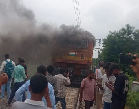 कासगंज-लालकुआं ट्रेन में बदायूं में लगी आग से हड़कंप, धुआं उठाता देख बाहर निकले यात्री, सभी सुरक्षित