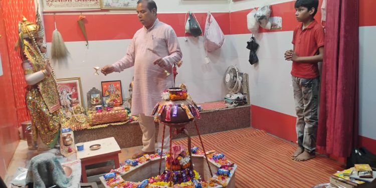 लिंगेश्वर नाथ महादेव का भव्य श्रृंगार, गूंजे जयकारे