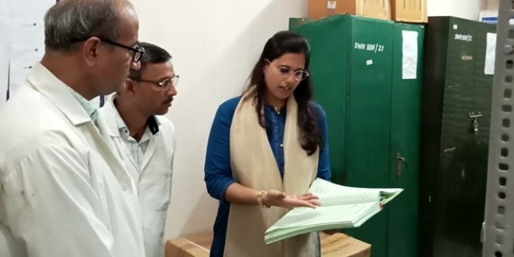जिला महिला अस्पताल का सीडीओ ने किया औचक निरीक्षण, अव्यवस्थाओं पर जताई कड़ी नाराजगी