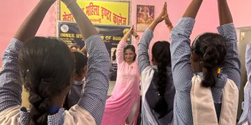 इनरव्हील क्लब ने छात्राओं को किया स्वास्थ्य के प्रति जागरूक, योग का दिया संदेश