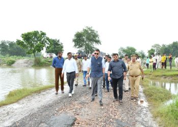 गंगा का बड़ा जलस्तर : जटा गांव पहुंचकर डीएम ने लिया जायजा, ग्रामीणों से संवाद