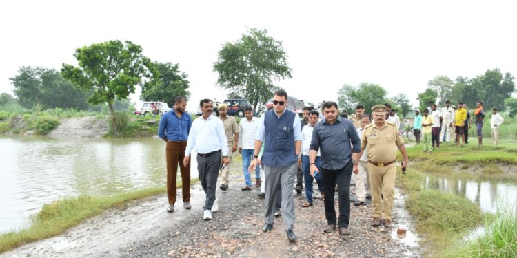 गंगा का बड़ा जलस्तर : जटा गांव पहुंचकर डीएम ने लिया जायजा, ग्रामीणों से संवाद