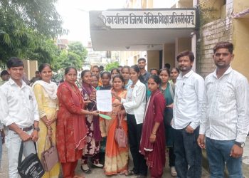 छह माह से वेतन न मिलने पर ईसीसी एजूकेटर संघर्ष मोर्चा ने सौंपा